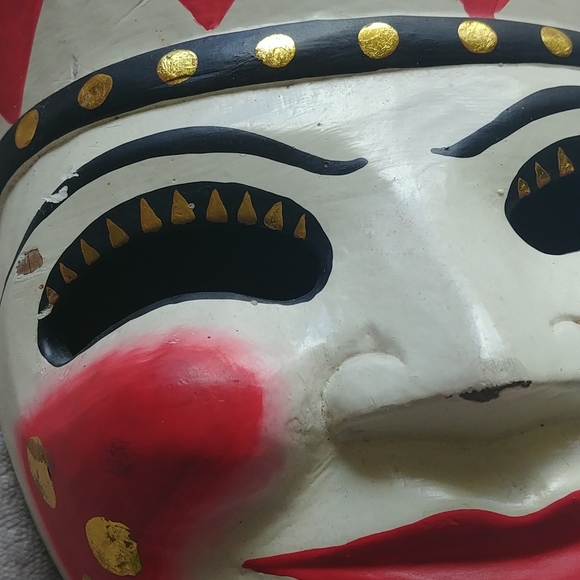 Wooden jester clown mask wall hanging - Picture 5 of 8